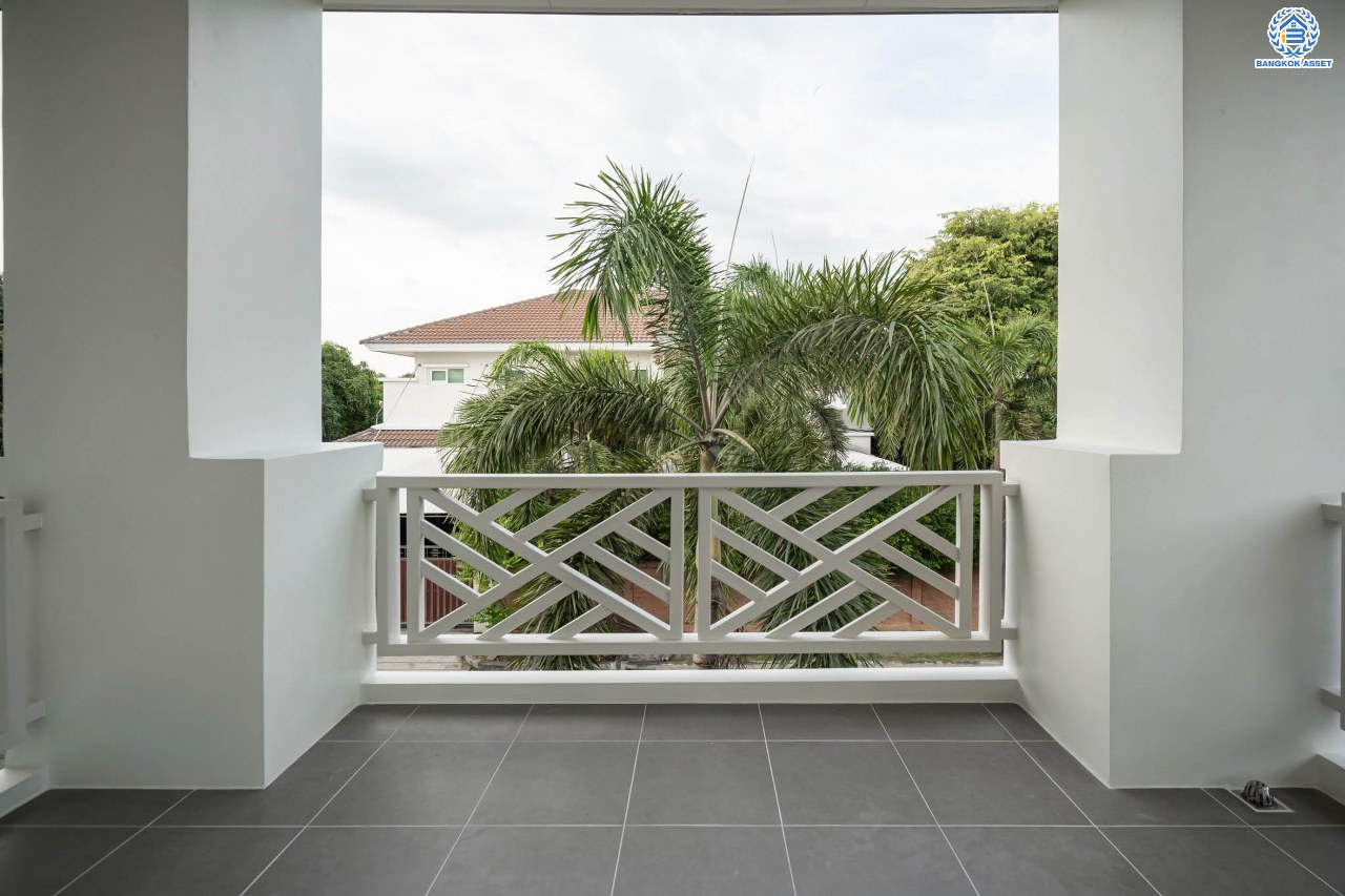 บ้านมือสองตกแต่งใหม่ แบรนด์ Q.House โครงการ คาซ่าแกรนด์ รัตนาธิเบศร์-ราชพฤกษ์ หลังมุม เนื้อที่ 87.5 ตร.ว. ฟังก์ชัน 3 ห้องนอน 4 ห้องน้ำ จอดรถได้ 2 คัน พร้อม Facilities ครบครัน บนทำเลเดินทางสะดวก ติดถนนราชพฤกษ์ ใกล้เซ็นทรัลเวสต์เกต และรถไฟฟ้าสายสีม่วง "สถานีบางรักใหญ่"